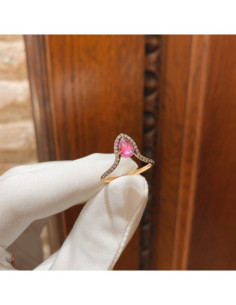 Anillo de Oro Rosa con Zafiro Rosa: Elegancia y Amor en Cada Detalle 2