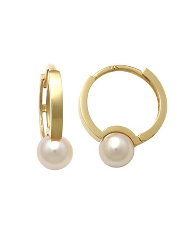 Radiant Pearl Earrings: Timeless elegance in every sparkle