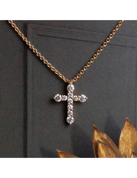 Cruz Diamante: Elegancia atemporal y fe en movimiento