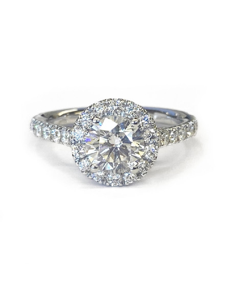 Anillo de Oro Blanco con Diamante Central y Halo de Diamantes