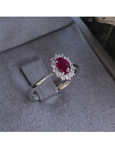 Anillo de compromiso oro blanco rubí oval diamantes 2