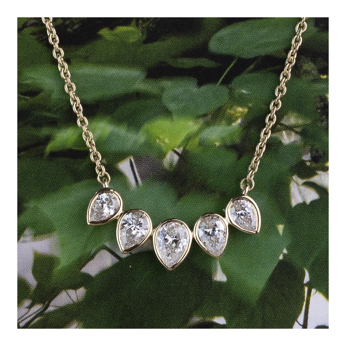 YELLOW GOLD NECKLACE WITH DIAMOND PETALS