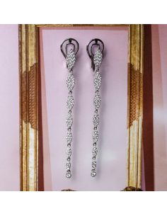 Earrings, white gold with diamonds: Elegance for the modern bride