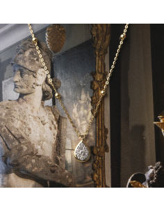Gargantilla de oro con colgante en forma de lágrima de diamantes