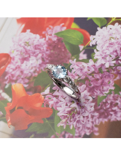 Anillo Oro Blanco con Topacio Sky y Diamantes | Elegancia Celestial