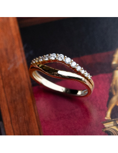 Gold Engagement Ring with Diamonds: Minimalism and elegance