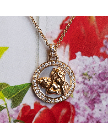 Collar Ángel Guardián: Elegancia con Madreperla y Diamantes