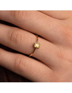 Anillo de oro amarillo con diamante princesa: Elegancia atemporal para 2
