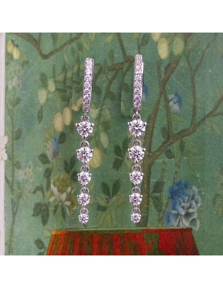 Pendientes largos de oro blanco 18Kt y diamantes – Elegancia radiante