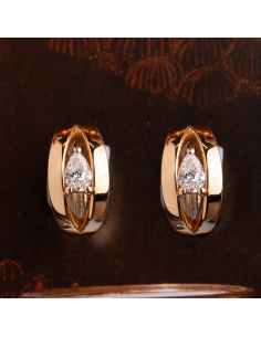 Pendientes de aro en oro amarillo con diamante pera– Elegancia moderna