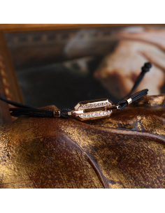 Pulsera de hilo macramé con oro rosa y diamantes – Elegancia versátil