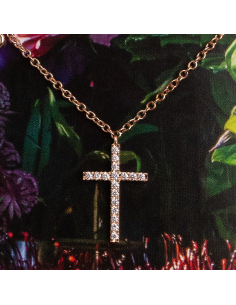 Collar de Oro Rosa con Cruz y Diamantes – Elegancia Atemporal