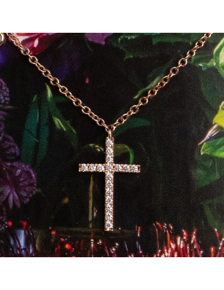 Collar de Oro Rosa con Cruz y Diamantes – Elegancia Atemporal