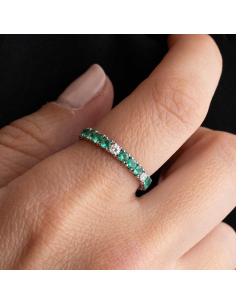 Anillo alianza de oro blanco ruteniado, esmeraldas y diamantes