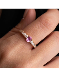Anillo oro rosa con zafiro rosa oval y diamantes brillantes