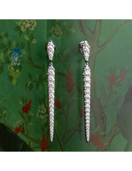 Long white gold earrings with elegant diamonds | PR Joyeros