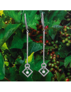 Long earrings in white gold with diamonds - Striking elegance