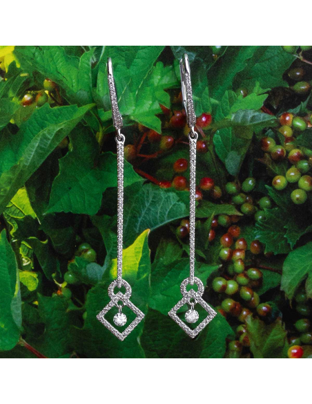 Long earrings in white gold with diamonds - Striking elegance