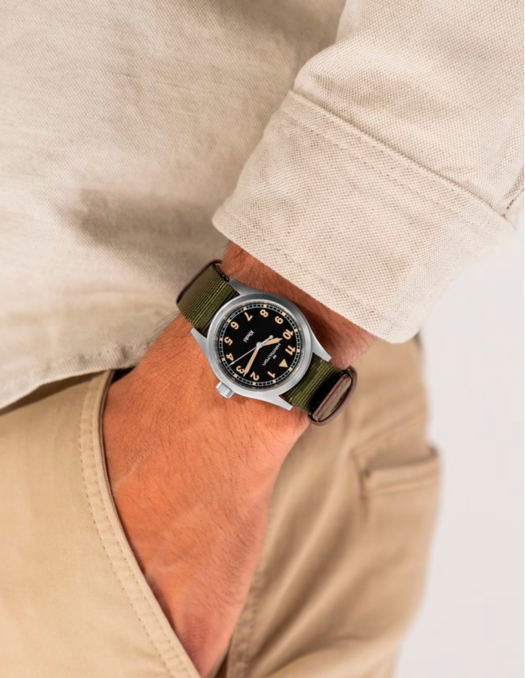 Reloj Hamilton Khaki Field Quartz Esfera Oscura