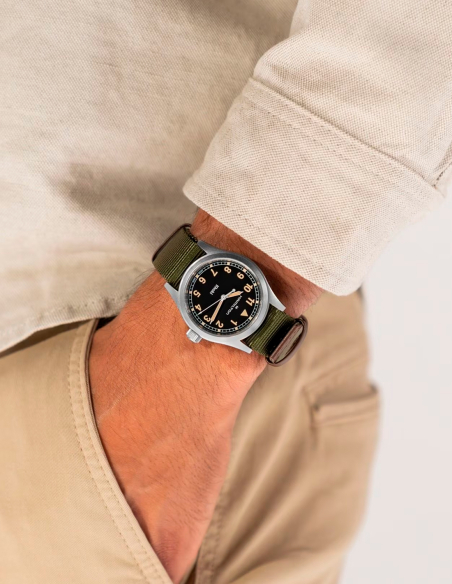 Reloj Hamilton Khaki Field Quartz Esfera Oscura