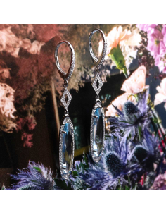 Pendientes de Oro Blanco 18Kt con Diamantes y Topacio Azul – Elegancia