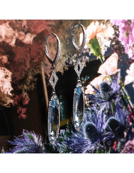 Pendientes de Oro Blanco 18Kt con Diamantes y Topacio Azul – Elegancia