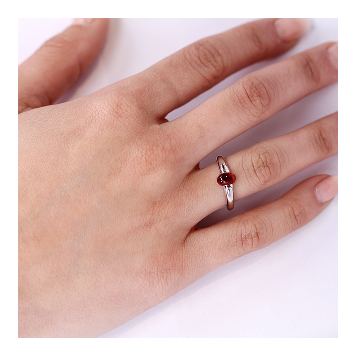 WHITE GOLD RING WITH GARNET