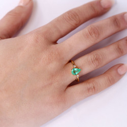 RING WITH EMERALD AND SHINY