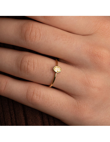 Anillo de oro amarillo con diamante oval: incomparable