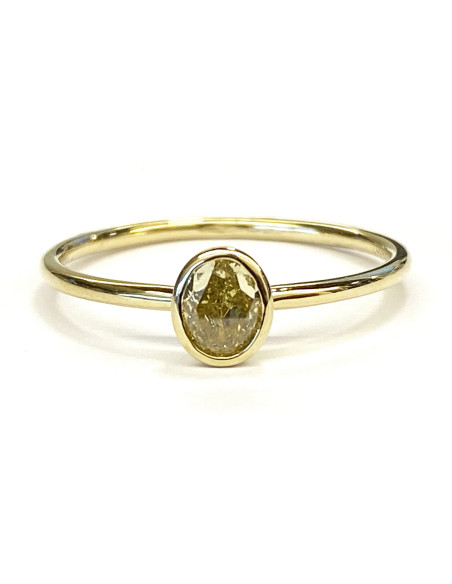Anillo de oro amarillo con diamante oval: incomparable