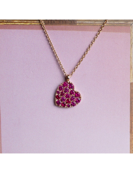 Collar "Kiara" de oro rosa con corazón de rubíes. Un símbolo de amor