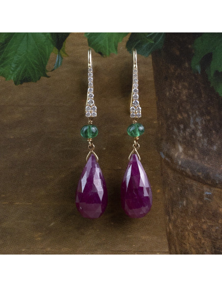 Pendientes  con Rubí, Esmeraldas y Diamantes: Una Sinfonía de Color