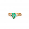 RING WITH EMERALD AND SHINY
