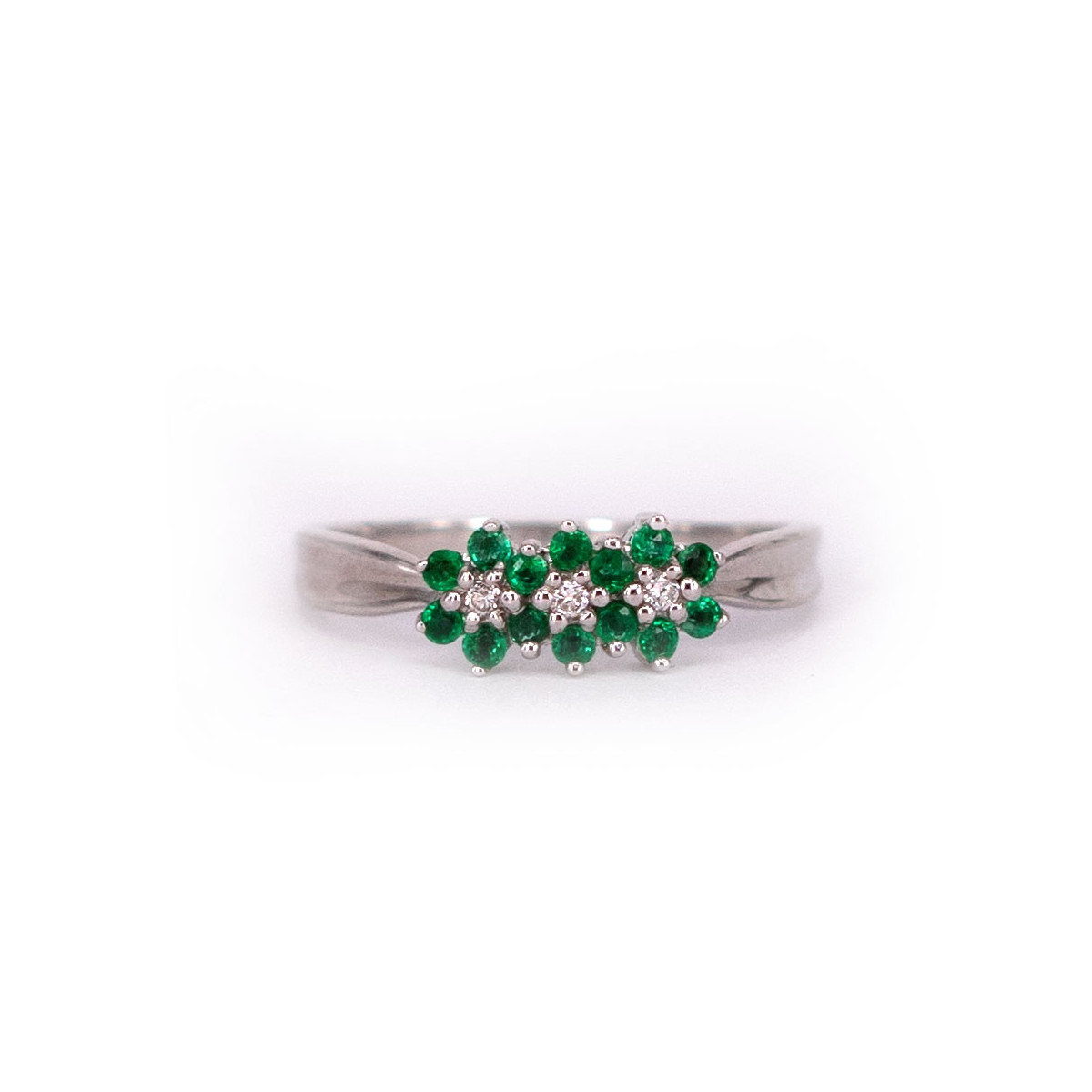 RING WITH THREE ROSETTES OF DIAMONDS AND EMERALDS