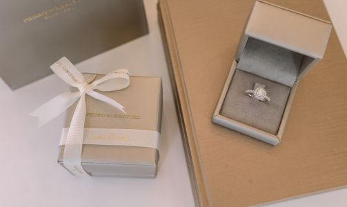 Tendencias en anillos de compromiso: estilos, piedras preciosas y materiales que marcan el sí